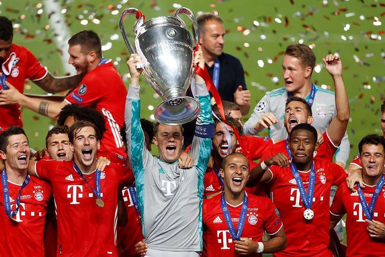 Pemain Bayern Muenchen melakukan selebrasi dengan trofi juara setelah menang dalam laga final Liga Champions melawan Paris Saint-Germain (PSG) di Stadion Da Luz, Lisbon, Portugal, Minggu (23/8/2020). Bayern Muenchen keluar sebagai juara Liga Champions 2019-2020 setelah berhasil menundukkan PSG di final dengan skor 1-0.