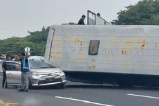 Bus Terguling di Tol Surabaya-Gempol Timpa Sebuah Mobil, 1 Orang Luka
