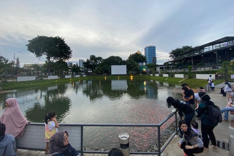 Danau buatan dan kursi-kursi untuk pengunjung yang tersedia di CIBIS Park, Jakarta Selatan. 