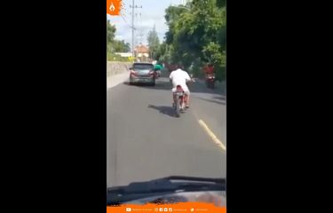 ZIG-ZAG—Pengendara berinisial S mengemudikan sepeda motor secara zig-zag di Jalan Ahmad Yani Kota Madiun. Aksinya direkam video oleh penumpang mobil dibelakangnya hingga akhirnya viral di media sosial.