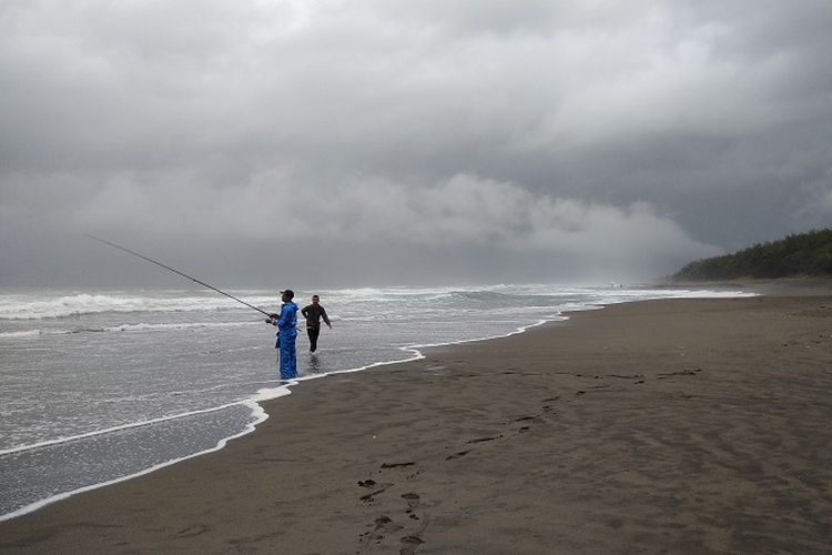 Pemancing lokal tengah memancing ikan di Pantai Petanahan yang terletak di Desa Karanggadung, Kecamatan Petanahan, Kabupaten Kebumen, Jawa Tengah, Senin (16/10/2017). Pantai Petanahan adalah salah satu obyek wisata pantai di Kebumen yang biasa dikunjungi wisatawan.