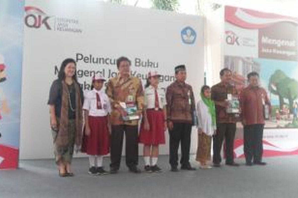 Penyerahan buku dan alat peraga pengenalan jasa keuangan di SD Negeri 01 Menteng, Jakarta, Jumat (27/11/2015).