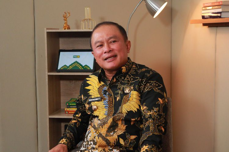 Bupati Kuningan Dr. H. Dian Rachmat Yanuar,  berpose sesaat setelah diwawancara Kompas.com dalam program Nusaraya di Gedung Kompas Gramedia, Palmerah Selatan, Jakarta Pusat, Kamis (3/7/2025).