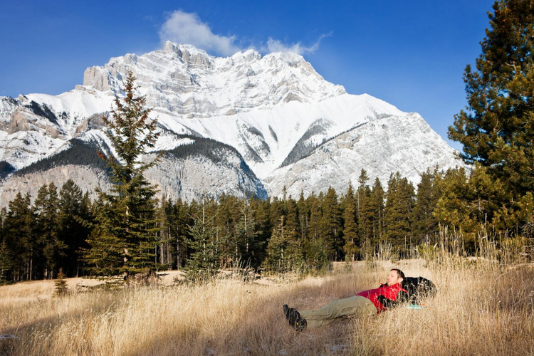 Ilustrasi Kanada - Taman Nasional Banff di Alberta (dok. Paddy Pallin https://www.brandcanadalibrary.ca/).