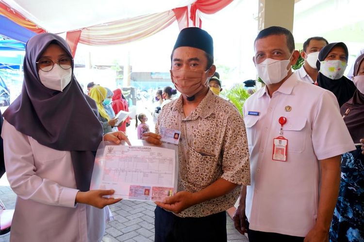 Bupati Banyuwangi Ipuk Fietsiandani menyerahkan dokumen kependudukan ke warga penghayat kepercayaan, di Desa Singolatren, Kecamatan Singojuruh, Rabu (2/6/2021) .