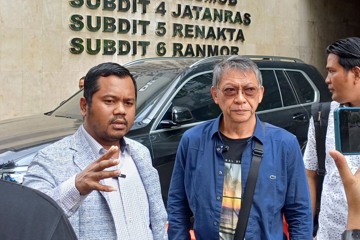 Hartono (kanan) dan kuasa hukumnya Jhon Feryanto Sipayung (kiri) saat ditemui wartawan di Mapolda Metro Jaya, Kamis (30/5/2024).