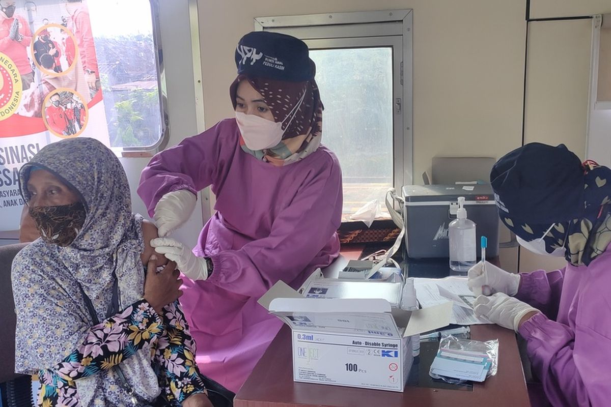 Warga menerima booster vaksin Pfiser di Kereta Api Rail Clinic di Stasiun Sentolo, Kapanewon Sentolo, Kabupaten Kulon Progo, Daerah Istimewa Yogyakarta. KA Rail Clinic melayani kesehatan di masyarakat sekitar stasiun.