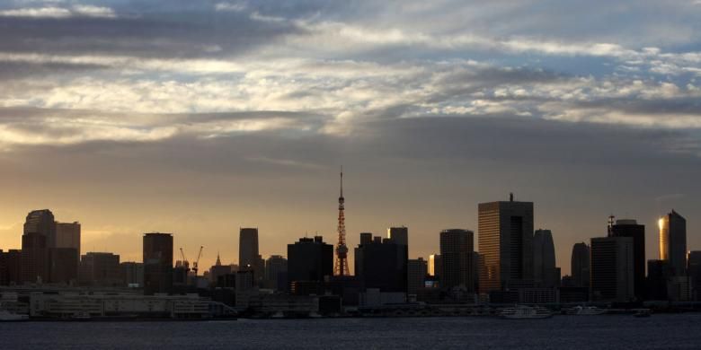  
The Tokyo Tower, pusat, berdiri di belakang bangunan sebuah senja di Tokyo. Harga rata-rata lahan di Tokyo, Osaka dan Nagoya naik 0,8 persen pada tanggal 1 Juli, dari 0,1 persen dari kenaikan tahun sebelumnya, Kementerian Pertanahan, Infrastruktur, Transportasi dan Pariwisata mengatakan dalam sebuah laporan yang dirilis hari ini. Tutup
