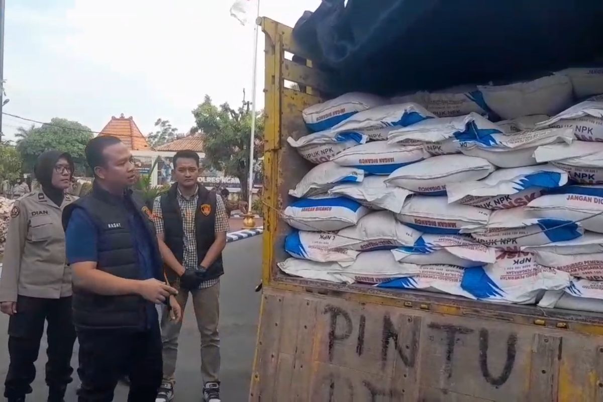 Barang bukti berupa satu truk bersama muatannya pupuk bersubsidi ilegal yang didatangkan dari Madura ditangkap Tim Satreskrim Polres Ngawi.
