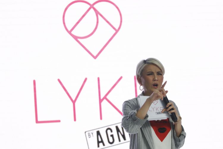 Penyanyi Agnez Mo saat konferensi pers di Lucy in the Sky, SCBD, Jakarta, Kamis (26/10/2017). Agnez Mo bersama rekannya Bastian Purrer, bekerjasama membangun aplikasi fashion, LYKE.