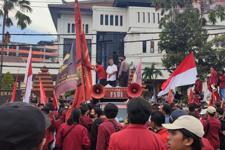 Aksi buruh tolak kenaikan BBM di depan gedung DPRD Jatim Jalan Indrapura Surabaya, Selasa (6/9/2022).