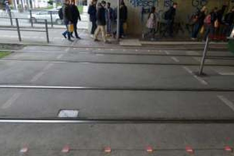 Lampu lalu lintas khusus pengguna smartphone yang terpasang di trotoar jalanan kota Augsburg, Jerman