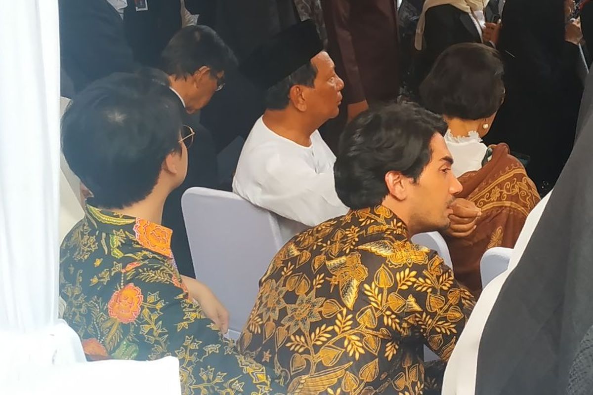 Aktor Reza Rahardian tak kuasa menyembunyikan kesedihannya menyaksikan BJ Habibie dikebumikan di Taman Makam Pahlawan Kalibata, Jakarta Selatan, Kamis (12/9/2019) siang.