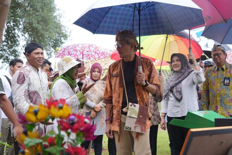 Bupati Klaten Sri Mulyani bersama Menteri Pariwisata dan Ekonomi Kreatif (Menparekraf) Sandiaga Salahuddin Uno menghadiri acara peluncuran Anugerah Desa Wisata Indonesia (ADWI) 2024 di Desa Wisata Bugisan, Prambanan, Klaten, Sabtu (9/3/2024).
