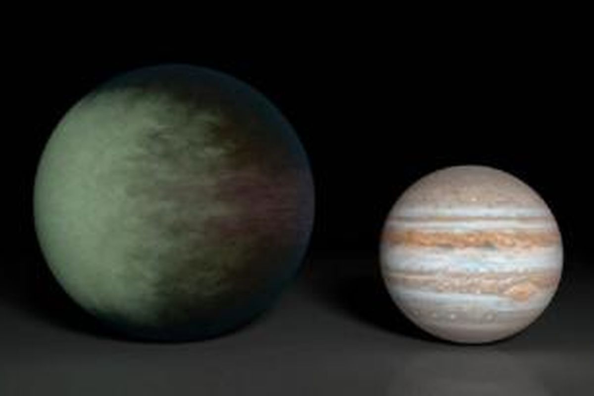 Kepler 7b (kiri) merupakan planet alien pertama yang berhasil dipetakan awannya. 