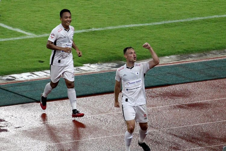 Pemain Persipura Jayapura, Thiago Amaral merayakan gol yang ia cetak ke gawang Persebaya Surabaya pada pertandingan yang digelar di Stadion Gelora Bung Tomo, Jumat (13/3/2020).