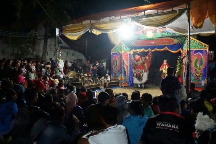 Pertunjukan Barong di hajatan pernikahan warga Banyuwangi, Jawa Timur.