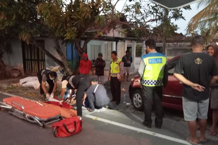 Petugas mengevakuasi korban kecelakaan mobil Avanza di jalan Parangtritis, Bantul. Selasa (2/7/2024)