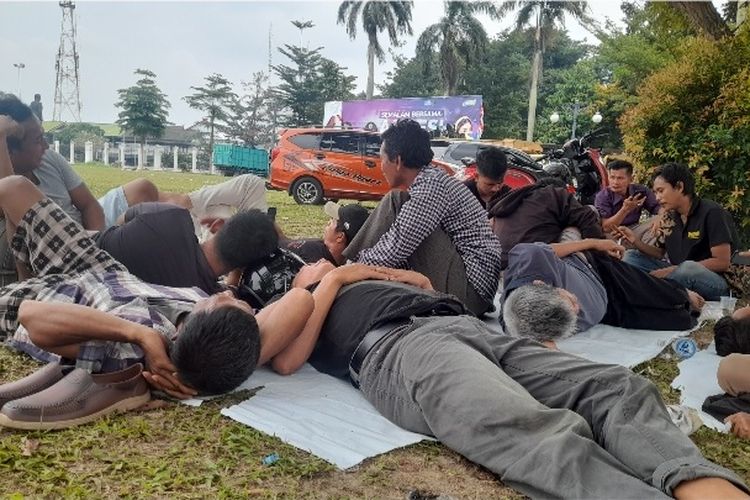 Para sopir batubara masih menduduki halaman kantor gubernur berharap pemerintah memberikan solusi, Selasa (23/1/2024)