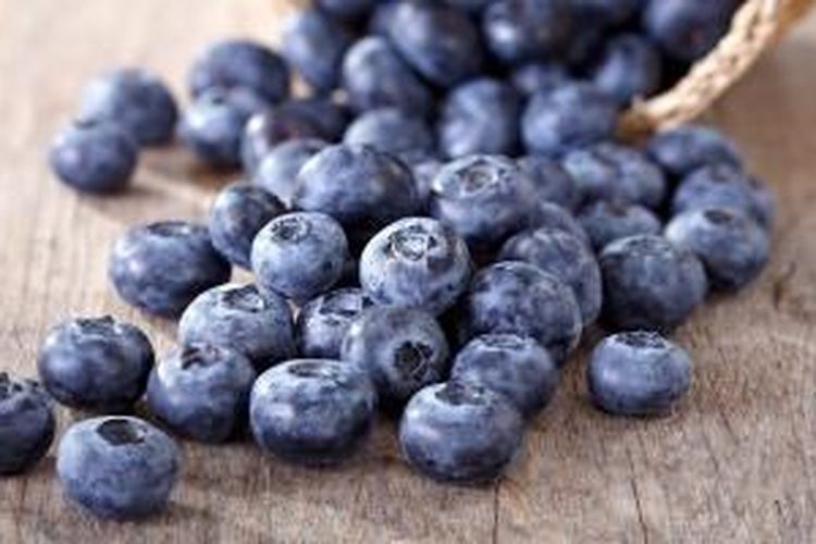 Buah blueberry tidak hanya mengandung antoksidan yang tinggi tapi juga baik untuk kulit dan mencegah kanker. 