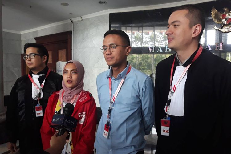 Pemohon uji materi UU Pilkada soal batas usia minimal calon kepala daerah di Gedung MK, Jakarta Pusat, Selasa (29/10/2019).