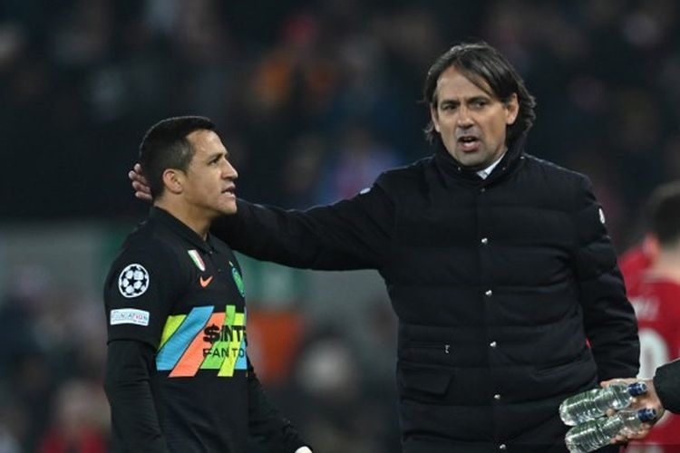 Alexis Sanchez (kiri) dan Simone Inzaghi dalam laga leg kedua babak 16 besar Liga Champions 2021-2022 Liverpool vs Inter Milan di Stadion Anfield, Rabu (9/3/2022) dini hari WIB.