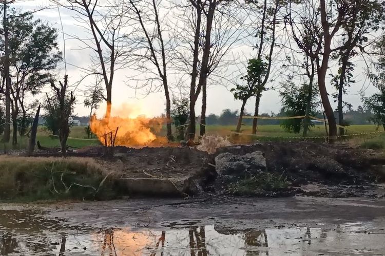 Kobaran api di ekplorasi minyak sumur tua zaman Belanda, Indramayu, Jawa Barat, Sabtu (3/4/2021). Kobaran api tersebut baru muncul dan meresahkan warga sekitar usai insiden terbakarnya tangki minyak T-103 milik PT Pertamina (Persero) RU VI Balongan Indramayu. 