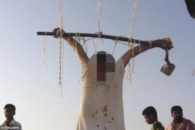 Seorang pria tak dikenal dieksekusi Al Qaeda di Yaman selatan dan jenazahnya digantung di tiang gawang lapangan sepak bola. Pria itu dituduh sebagai penyusup yang bekerja untuk kepentingan Amerika.