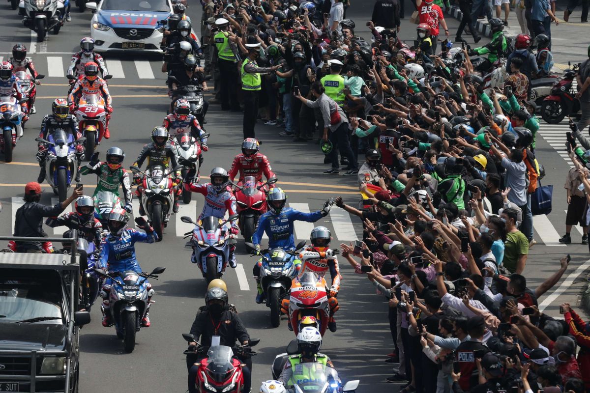 Sebanyak 20 pebalap MotoGP turut serta dalam parade MotoGP di Jakarta, Rabu (16/3/2022). Parade dari depan Istana Merdeka menuju Bundaran Hotel Indonesia, Jakarta Pusat ini sebagai rangkaian acara sebelum memulai balapan di Sirkuit Mandalika, Lombok, Nusa Tenggara Barat, Minggu (20/3/2022).