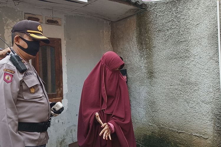 Kepolisian dibantu tim forensik RS Polri melakukan penggalian makam misterius di Desa Kapasiran, Kecamatan Parung Panjang, Kabupaten Bogor, Jawa Barat, Jumat (8/5/2020).
