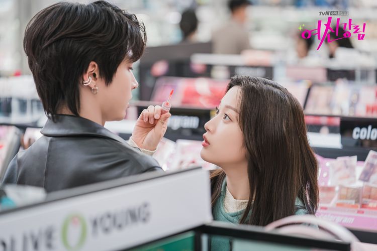 Karakter Lim Ju Gyeong (diperankan Moon Ga Young) hendak memulaskan lip tint ke bibir Han Seo Jun (Hwang In Yeob) dalam episode 7 drama True Beauty yang ditayangkan tvN pada Rabu (6/1/2021).