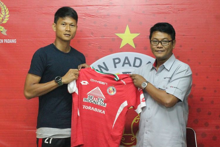 Dedi Gusmawan dan CEO PT KSSP Rinold Thamrin saat memperagakan jersey Semen Padang. 