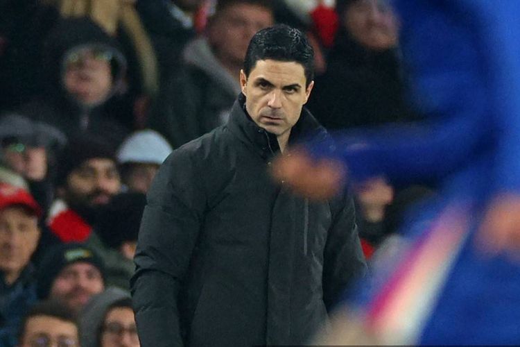 Manajer Arsenal, Mikel Arteta, memperhatikan jalannya pertandingan leg kedua semifinal Piala Liga Inggris antara Arsenal dan Chelsea di Stadion Emirates, London, pada 3 Februari 2026.