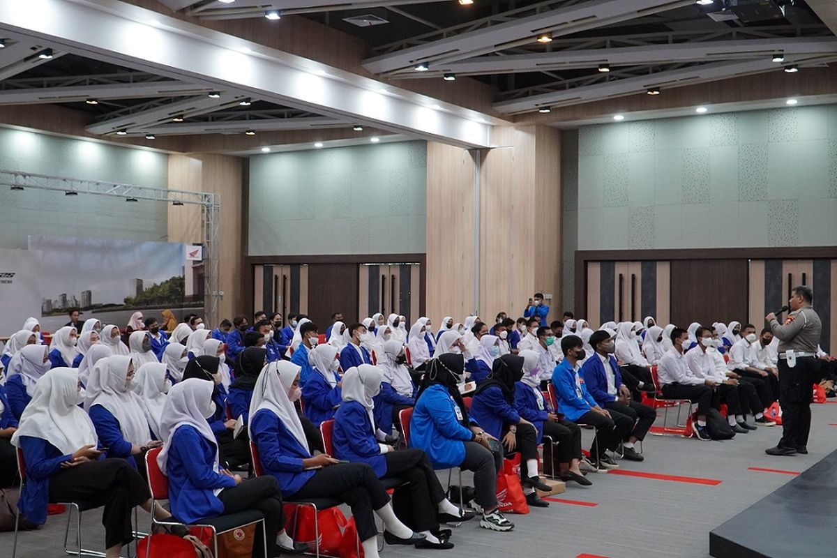 PT Astra Honda Motor (AHM) bersama seluruh jaringan main dealer Honda menggelar seminar edukasi keselamatan berkendara bagi lebih dari 3.881 mahasiswa di 29 universitas.