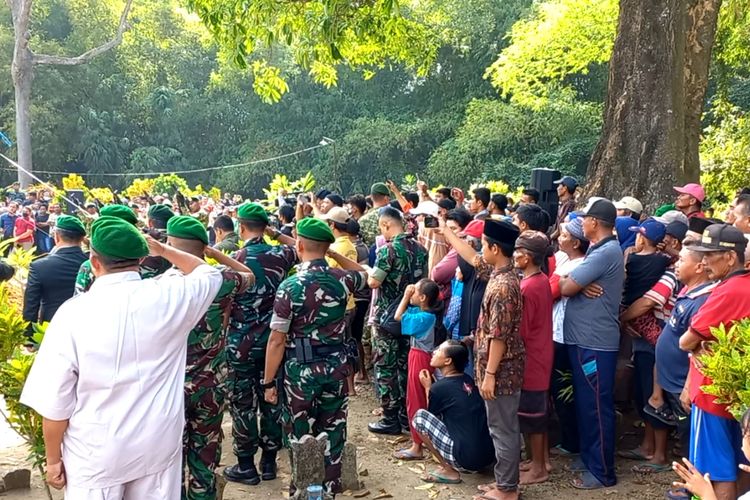 Sebagian masyarakat yang hadir dalam pemakaman jenazah Prada Beryl di Dusun Sukoharjo, Desa Sukoharjo, Kecamatan Plemahan, Kabupaten Kediri, Jawa Timur, Sabtu (2/7/2022).