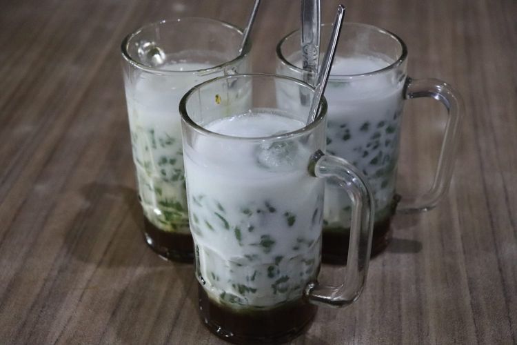 Es Cendol Elizabeth merupakan kuliner terkenal di Bandung. Es Cendol Elizabeth memiliki sejarah yang panjang. 