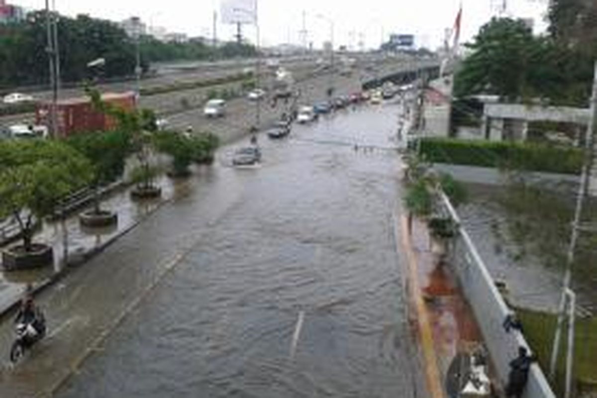 Banjir yang menggenangi ruas Jalan S. Parman, tepatnya di depan Universitas Tarumanagara, Jakarta Barat, Selasa (4/2/2014)