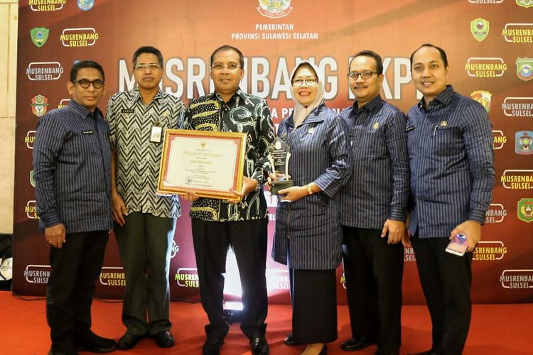 Penobatan Makassar sebagai Kota Terbaik Pembangunan Daerah 2019 itu diberikan oleh Gubernur Sulawesi Selatan, Nurdin Abdullah, kepada Walikota Makkassar Danny Pomanto pada Musrenbang RKPD Provinsi Sulsel 2019, Kamis (11/4/2019).