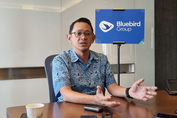Direktur Utama Blue Bird Adrianto Djokosoetono saat diwawancarai media di Kantor Pusat Blue Bird Grup, Jakarta, Senin (17/7/2023).