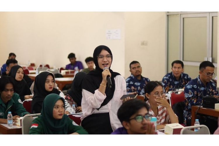 Para mahasiswa berkesempatan mengemukakan pertanyaan, opini, ataupun berbagi tanggapan terkait topik yang dibahas pada Daikin Goes To Campus di Politeknik Negeri Medan, Sumatra Utara, Kamis (23/11/2023). 