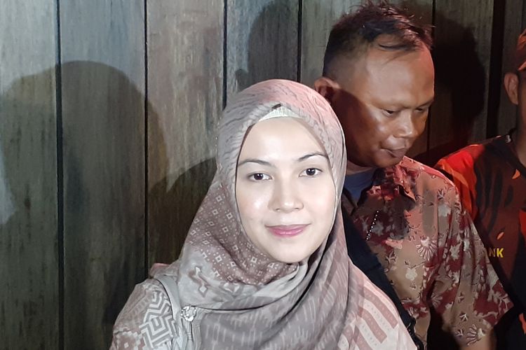 Ratna Galih hadir dalam acara tahlilan hari ke-3 Ashraf Sinclair di kediaman BCL di kawasan Pejaten Barat, Jakarta Selatan, Kamis (20/2/2020) malam.