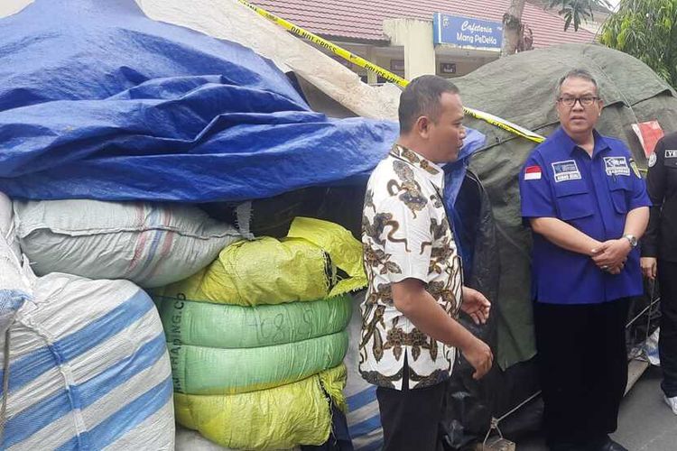 Polda Sumatera Selatan meyita sebanyak 70 bal pakiaan bekas impor dari para pedagag di Palembang dan Banyuasin, Jumat (24/3/2023).