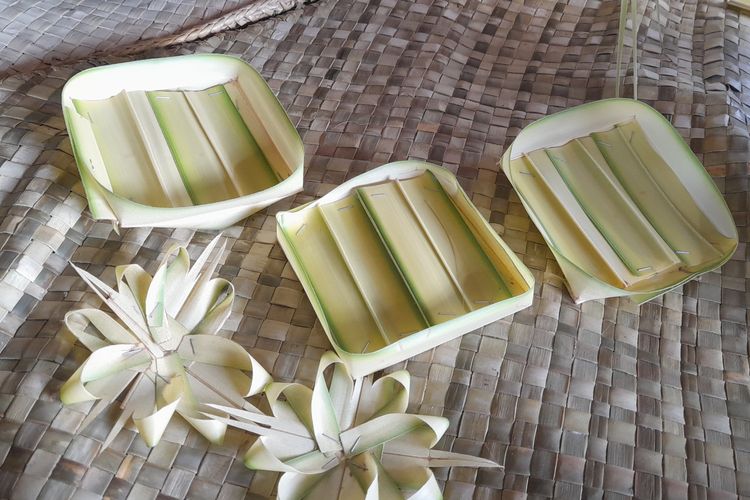 Membuat canang sari di The Kayon Valley Resort, Ubud, Bali pada Rabu (12/6/2024).