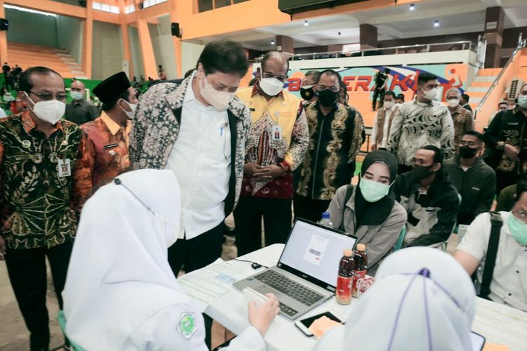 Menko Perekonomian Airlangga Hartarto meninjau proses vaksinasi masal di GOR Hasanuddin Banjarmasin, Jumat (20/8/2021). 