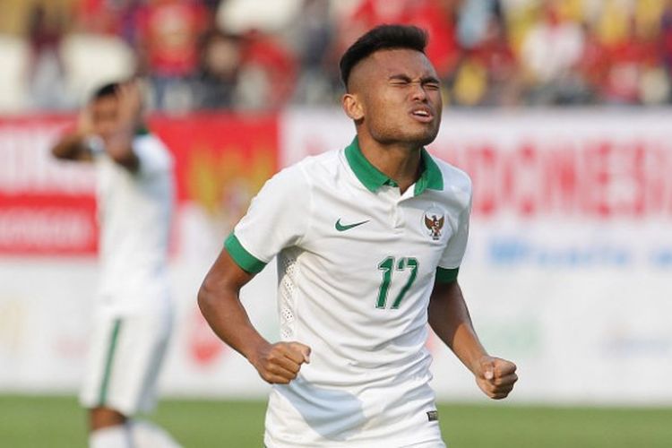 Ekspresi kecewa winger timnas U-22 Indonesia, Saddil Ramdani saat sepakannya membentur tiang gawang timnas U-22 Timor Leste pada laga ketiga Grup B SEA Games 2017 di Stadion MP Selayang, Selangor, 20 Agustus 2017.
