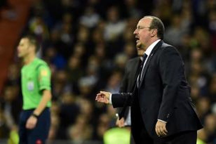 Rafael Benitez memberikan pemain Real Madrid instruksi pada laga versus Barcelona, Sabtu (21/11/2015). 