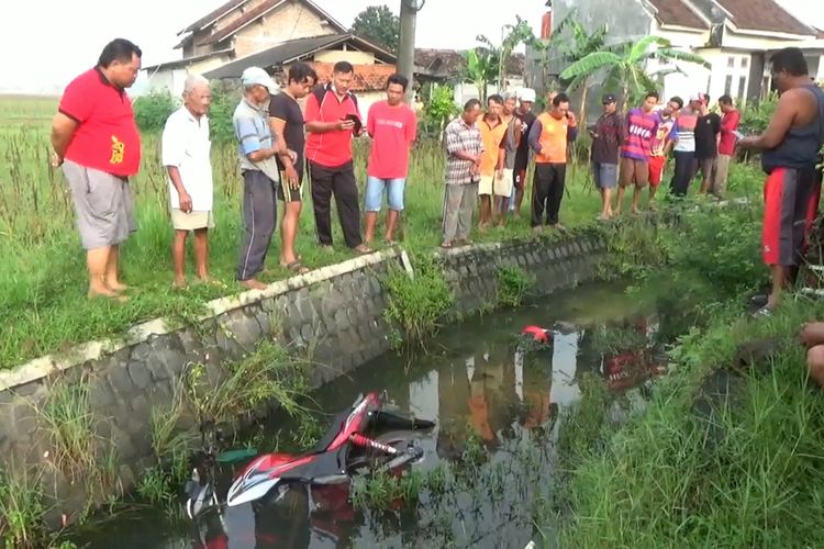 Warga Desa Gempolan Kecamatan Pakel Kabupaten Tulungagung Jawa Timur, melihat temuan jenazah berikut sepeda motor di dalam saluran irigasi, Rabu (16/11/2022).