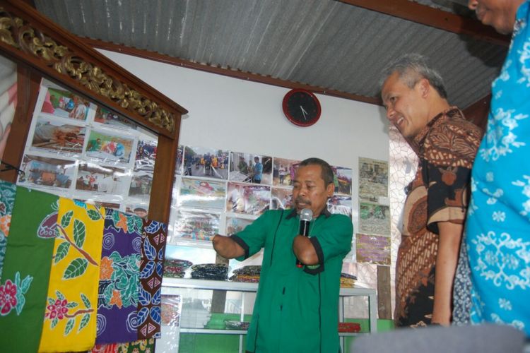‎Gubernur Jateng, Ganjar Pranowo saat berkunjung ke sanggar komunitas Difabel Blora Mustika (DBM) di Desa Kamolan, Kecamatan Blora, Jateng, Rabu (27/12/2017).