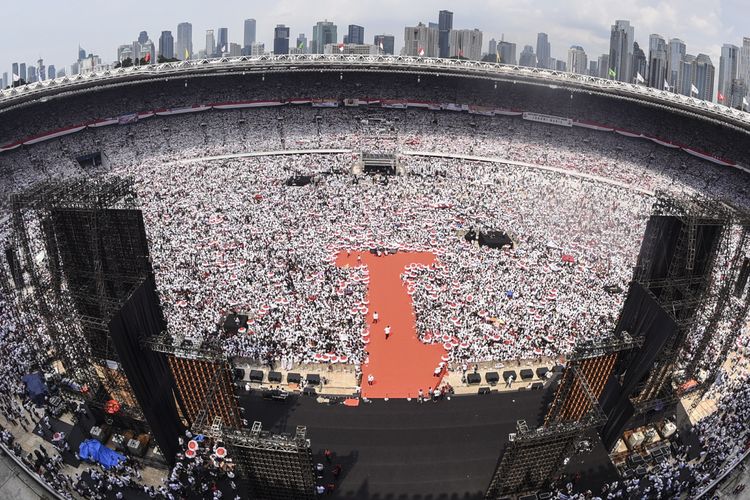 Relawan dan simpatisan pasangan Capres dan Cawapres nomor urut 01 Joko Widodo - KH Maruf Amin menghadiri Konser Putih Bersatu di Stadion Utama Gelora Bung Karno (GBK), Jakarta, Sabtu (13/4/2019). Konser Putih Bersatu tersebut menjadi puncak dari kampanye akbar pasangan nomor urut 01 sebelum memasuki masa tenang dan hari pemungutan suara (Pemilu) serentak pada Rabu, 17 April 2019 mendatang.