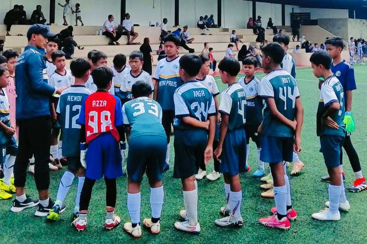 Setyo Adi Prastowo, mantan pemain Persekam Metro FC, kini menjadi salah satu petugas pemadam kebakaran (Damkar) Kabupaten Malang yang juga sebagai pelatih sekolah sepak bola.